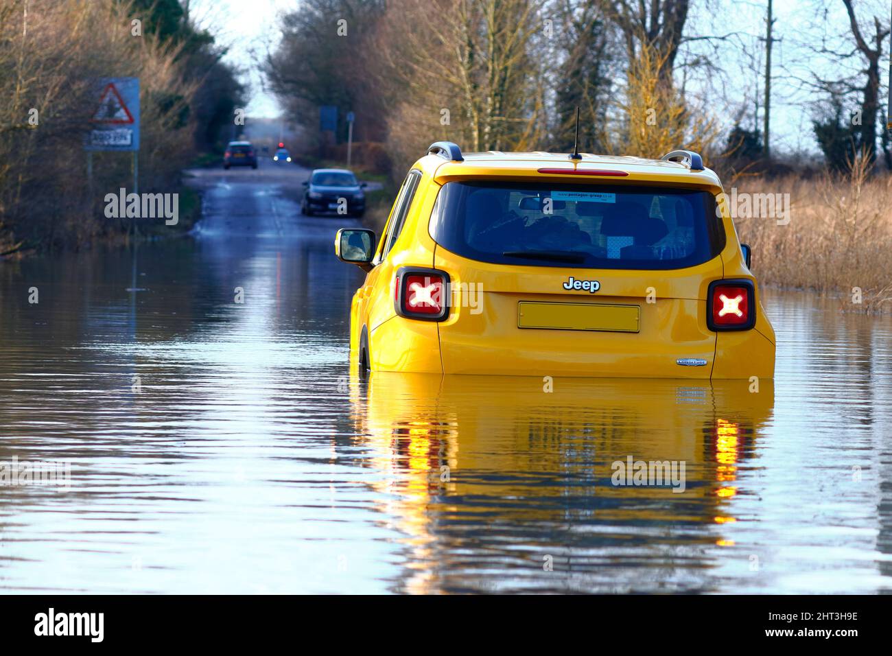 Una Jeep gialla Renegade è stata sommersa sotto l'acqua su Newton Lane nel West Yorkshire, dopo che Storm Franklin ha portato l'inondazione in parti del Regno Unito Foto Stock