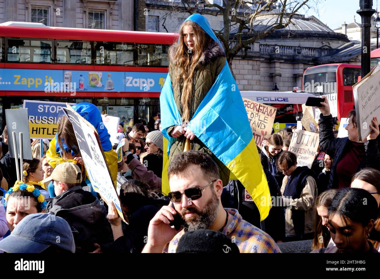 26th febbraio 2022: Cittadini ucraini e sostenitori pro-Ucraina si radunano a Whitehall per protestare contro l'invasione russa dell'Ucraina. Londra, Regno Unito Foto Stock