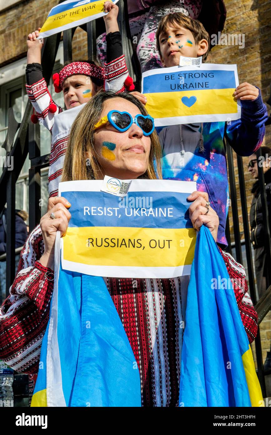 26th febbraio 2022: Cittadini ucraini e sostenitori pro-Ucraina si radunano a Whitehall per protestare contro l'invasione russa dell'Ucraina. Londra, Regno Unito Foto Stock