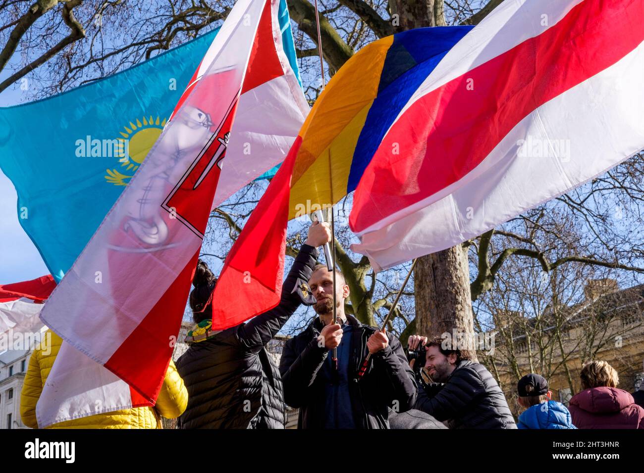 26th febbraio 2022: Cittadini ucraini e sostenitori pro-Ucraina si radunano a Whitehall per protestare contro l'invasione russa dell'Ucraina. Londra, Regno Unito Foto Stock