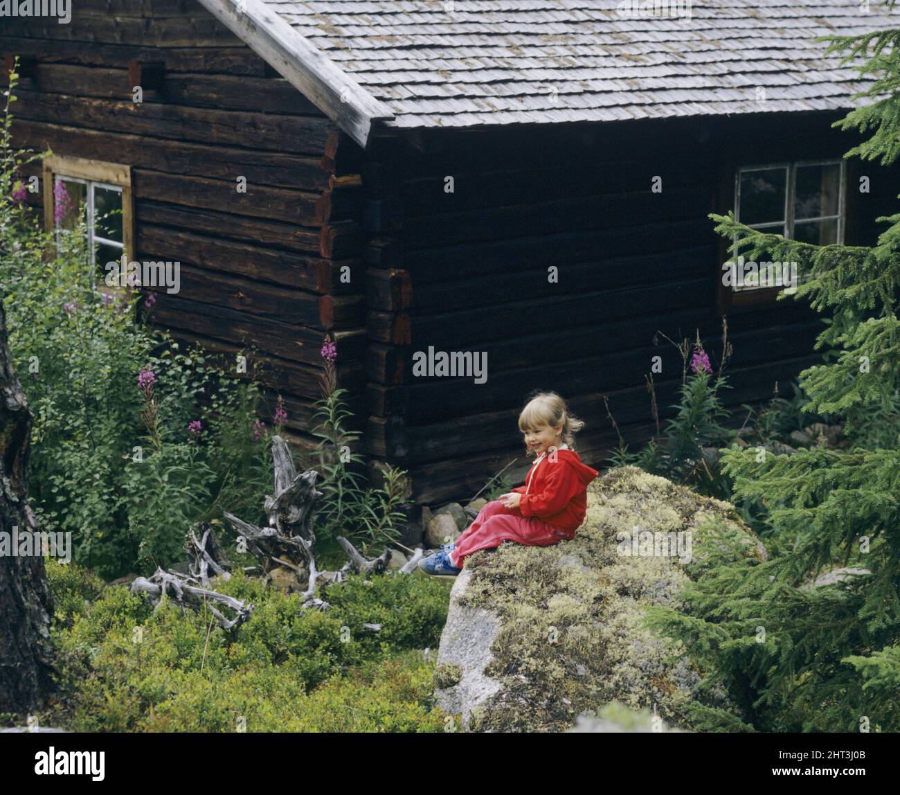 Bambino su una pietra grande Foto Stock