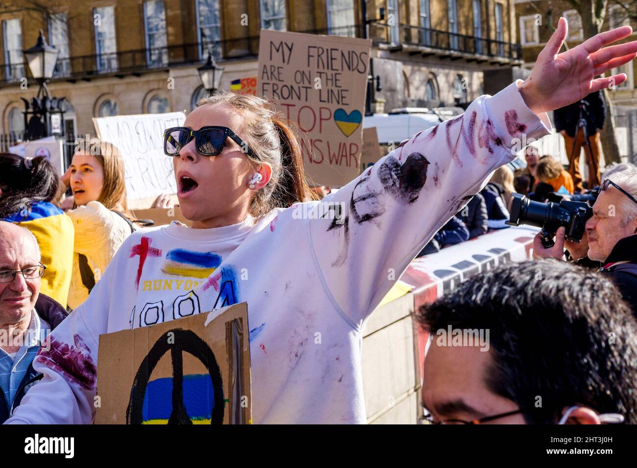 26th febbraio 2022: Cittadini ucraini e sostenitori pro-Ucraina si radunano a Whitehall per protestare contro l'invasione russa dell'Ucraina. Londra, Regno Unito Foto Stock