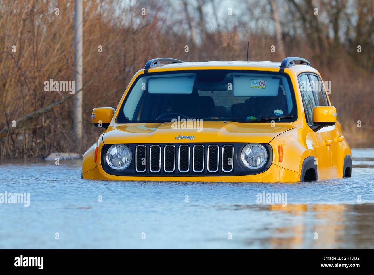 Una Jeep gialla Renegade è stata sommersa sotto l'acqua su Newton Lane nel West Yorkshire, dopo che Storm Franklin ha portato l'inondazione in parti del Regno Unito Foto Stock