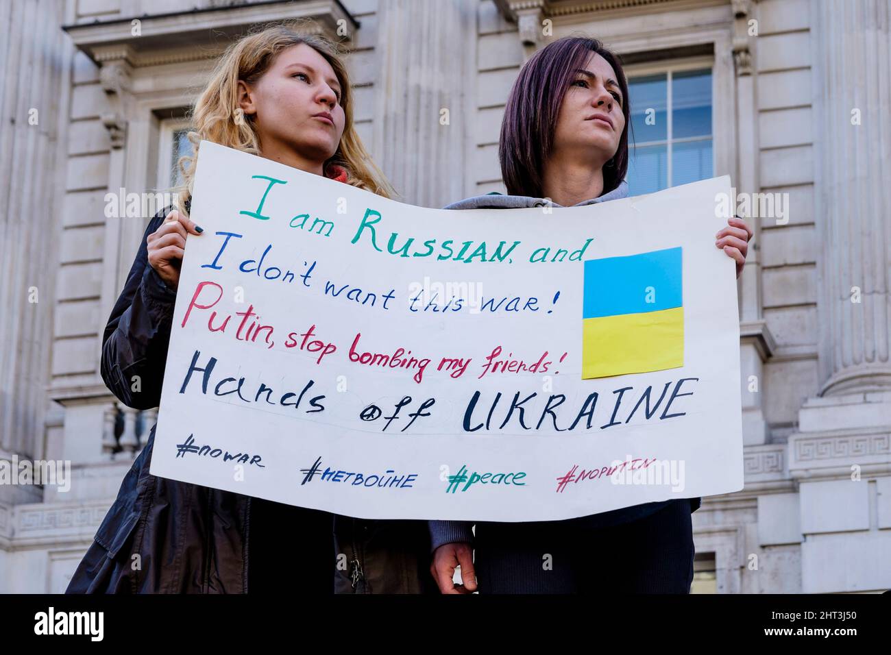 26th febbraio 2022: Cittadini ucraini e sostenitori pro-Ucraina si radunano a Whitehall per protestare contro l'invasione russa dell'Ucraina. Londra, Regno Unito. Nella foto: I cittadini russi nel Regno Unito dimostrano la loro opposizione all’invasione dell’Ucraina da parte delle forze russe su ordine del Presidente Putin. Foto Stock