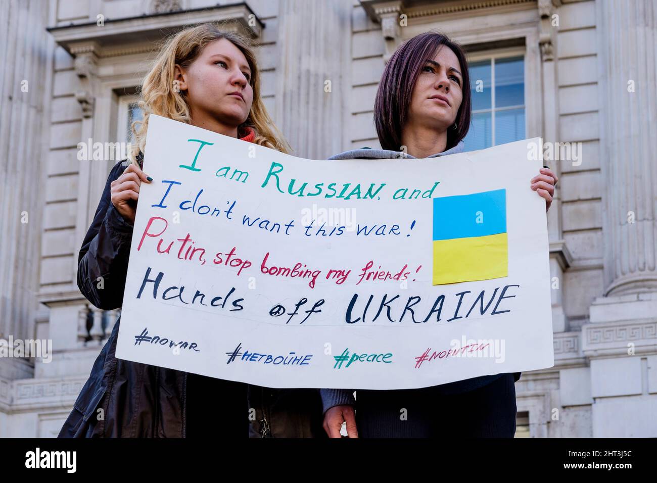 26th febbraio 2022: Cittadini ucraini e sostenitori pro-Ucraina si radunano a Whitehall per protestare contro l'invasione russa dell'Ucraina. Londra, Regno Unito. Nella foto: I cittadini russi nel Regno Unito dimostrano la loro opposizione all’invasione dell’Ucraina da parte delle forze russe su ordine del Presidente Putin. Foto Stock