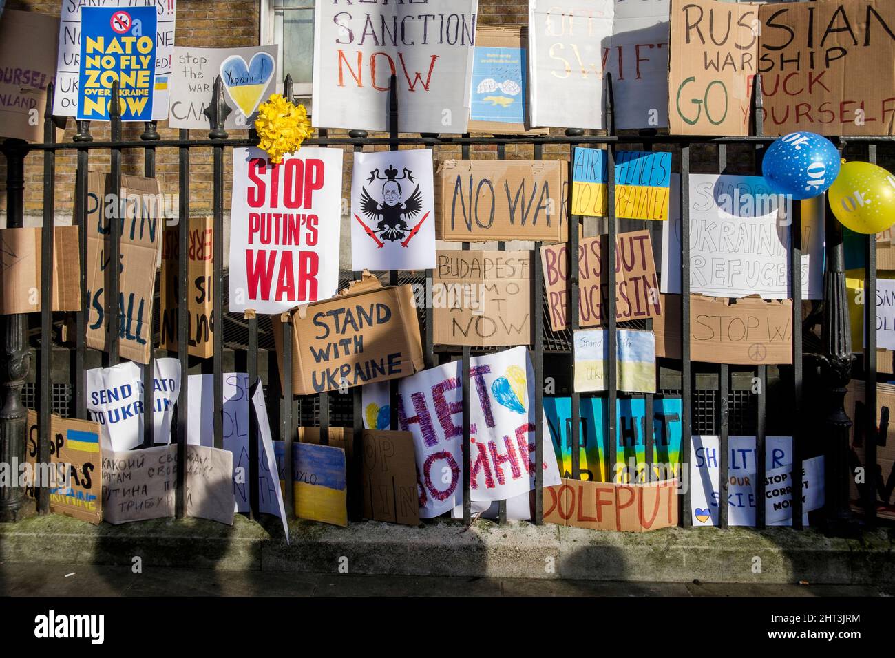 26th febbraio 2022: Cittadini ucraini e sostenitori pro-Ucraina si radunano a Whitehall per protestare contro l'invasione russa dell'Ucraina. Londra, Regno Unito. Nella foto: I cartelli sono visualizzati a sinistra sulle ringhiere dopo il rally. Foto Stock