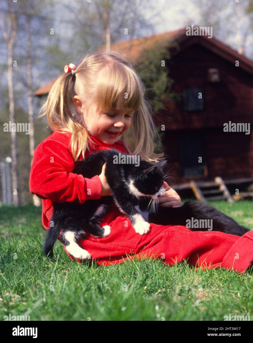 Bambino sorridente con gattino Foto Stock