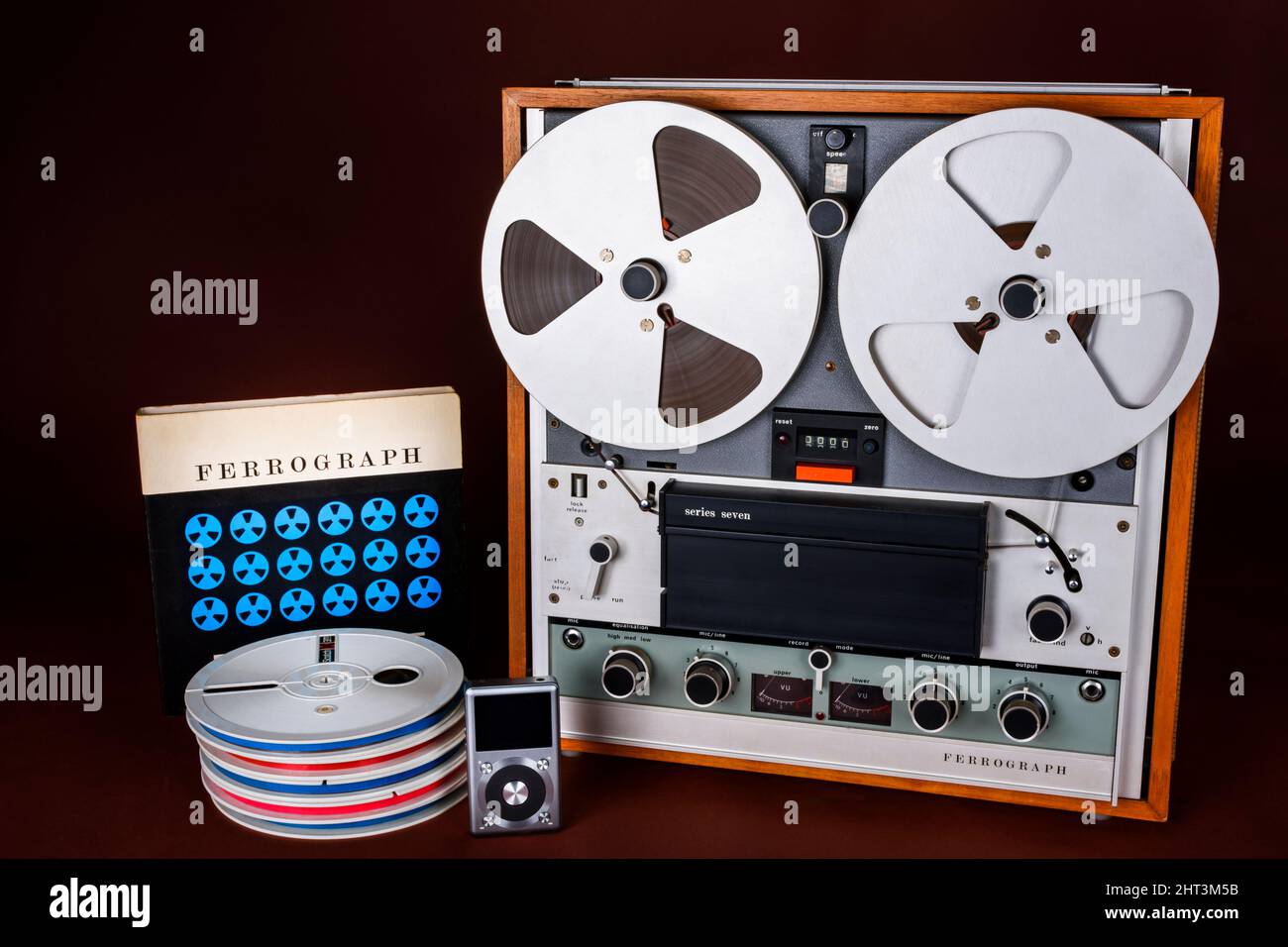 Registratore a nastro in bobina Ferrograph Serie 7, prodotto nel Regno Unito tra il 1968 e il 1974. In primo piano è un lettore musicale elettronico FiiO X3, c2013. Foto Stock