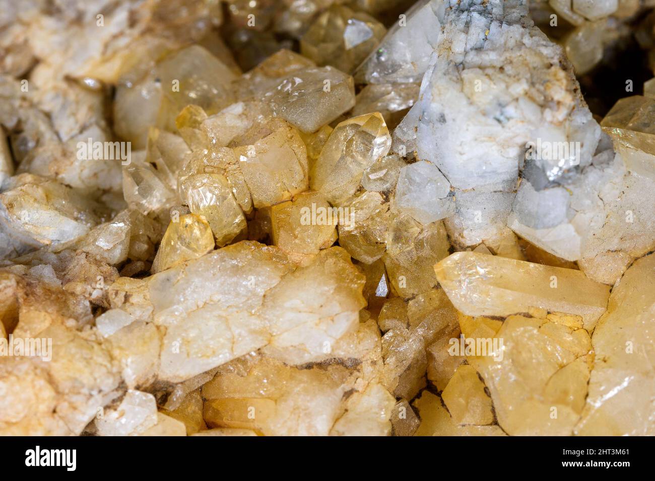 Una roccia contenente cristalli di quarzo, dalle montagne dei Pirenei, Francia. Foto Stock