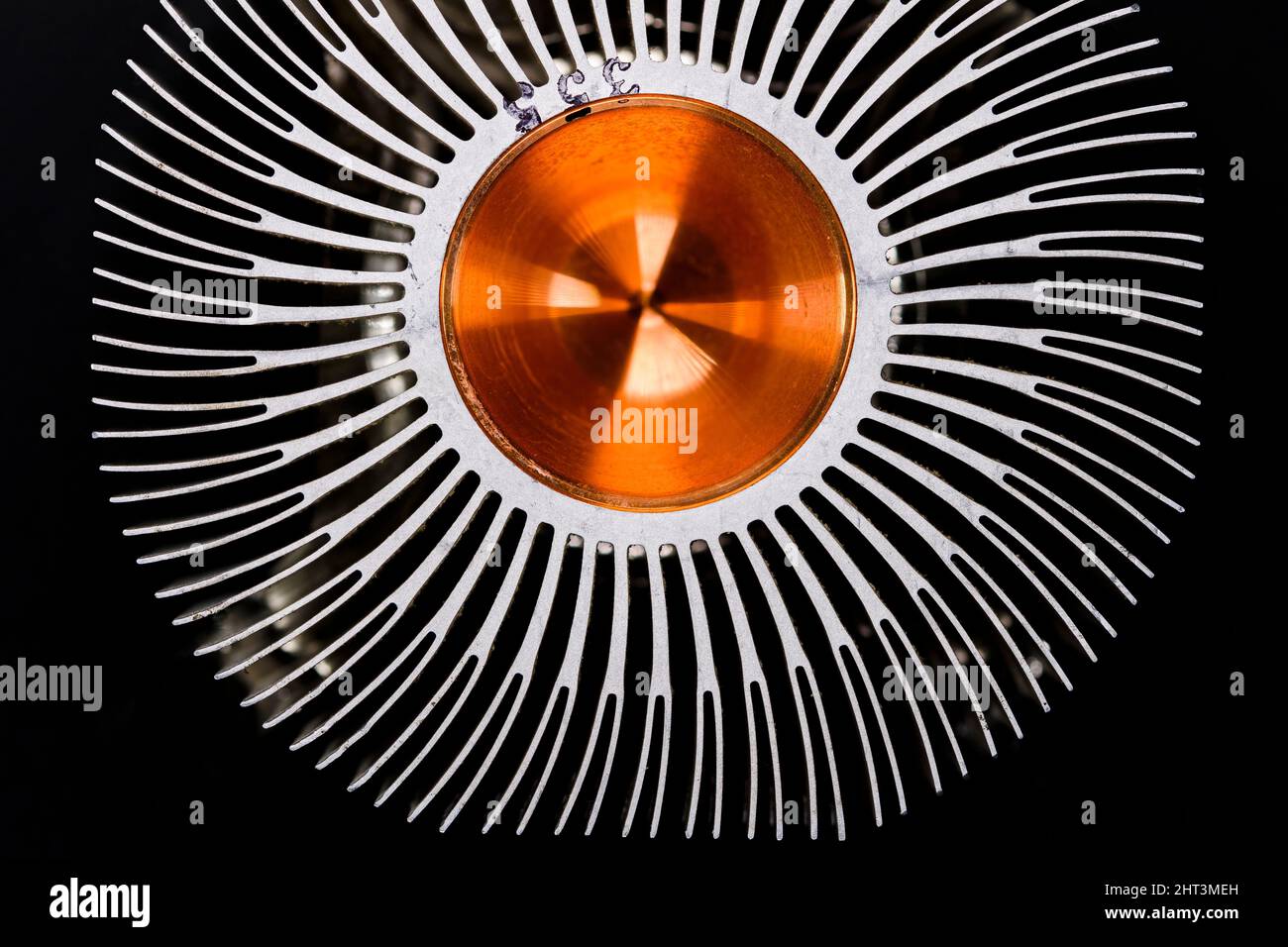 Primo piano delle alette di un gruppo dissipatore di calore della CPU di un computer desktop. Foto Stock