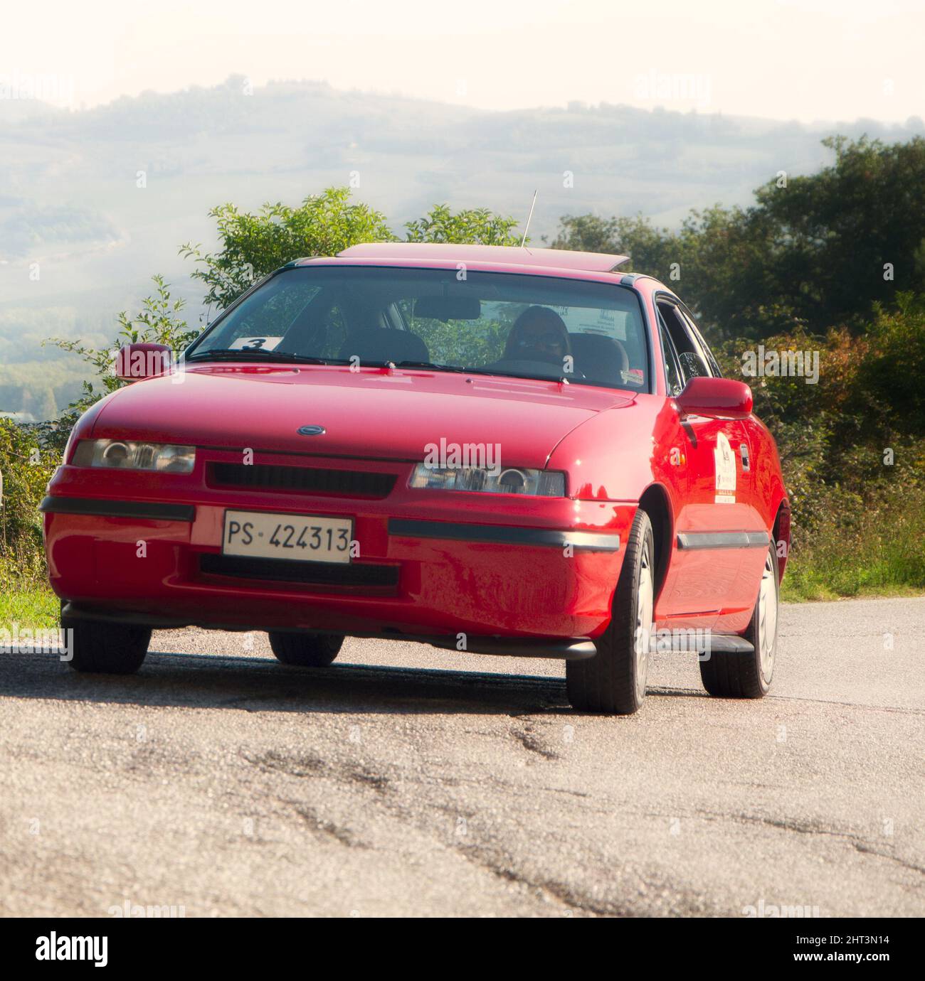 Vista di un rosso auto giovane tempo opel calibra nella gara di auto d' epoca Foto Stock