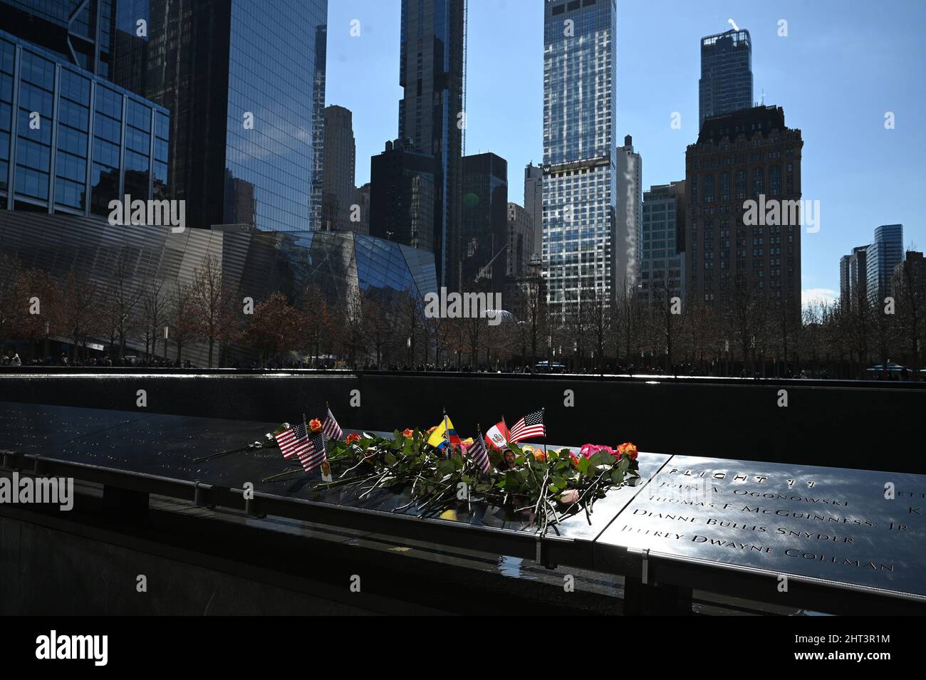 New York, Stati Uniti. 26th Feb 2022. Bandiere e fiori sono collocati sul parapetto del North Tower Memorial Pool durante una cerimonia commemorativa del bombardamento del World Trade Center 1993, New York, NY, 26 febbraio 2022. Al Memorial and Museum del 9/11 si è tenuta una cerimonia commemorativa del 29th anniversario dell'attentato del WTC del 1993, alla presenza delle famiglie delle sette vittime e dei membri della FDNY. (Foto di Anthony Behar/Sipa USA) Credit: Sipa USA/Alamy Live News Foto Stock