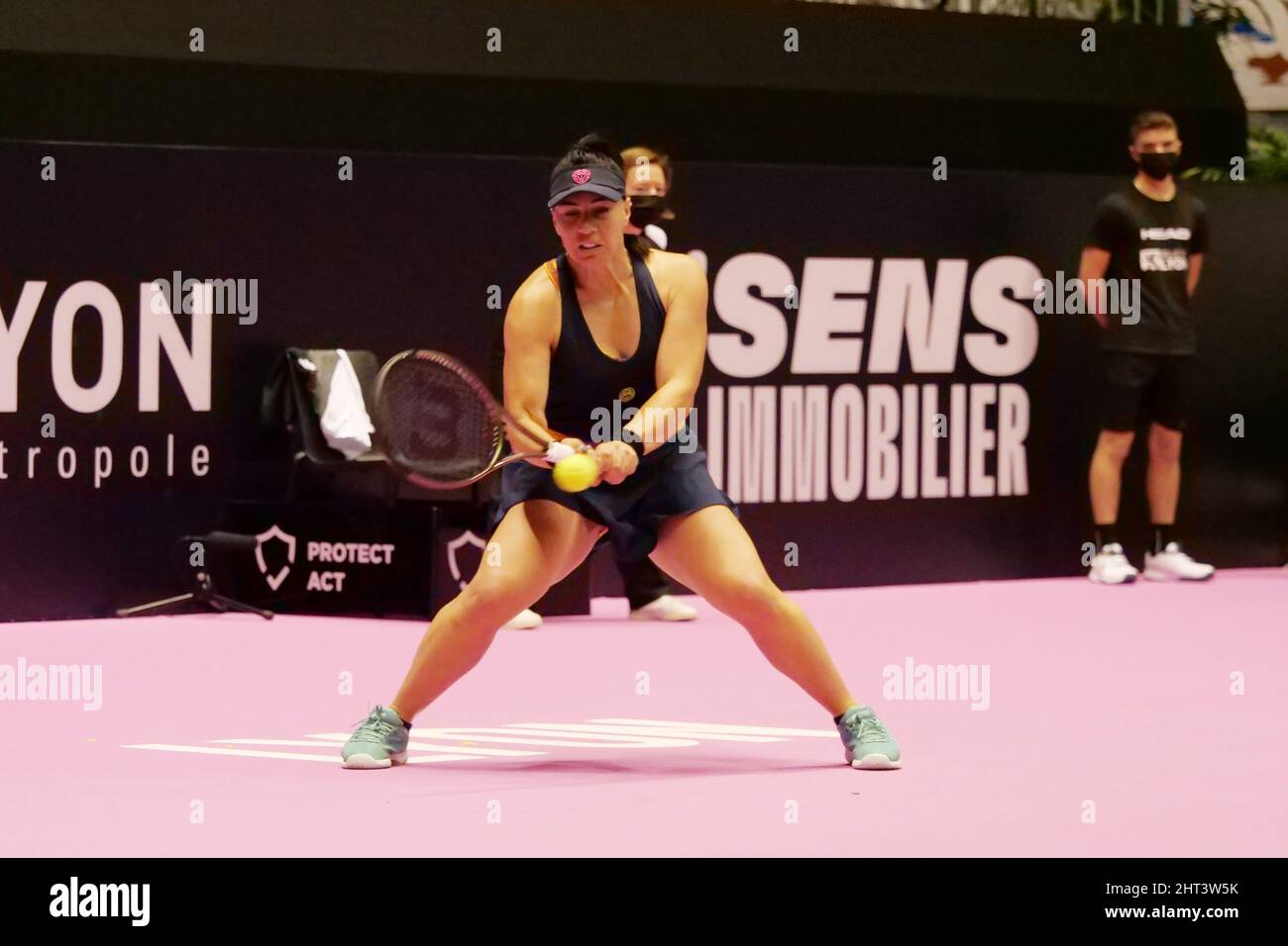 Ekaterine Gorgodze (GEO) in azione contro Samantha Murray (GBR) durante l'Open 6eme Sens, Metropole de Lyon 2022, WTA 250 torneo di tennis il 26 febbraio 2022 al Palais des Sports de Gerland di Lione, Francia - Foto: Patrick Cannaux/DPPI/LiveMedia Foto Stock