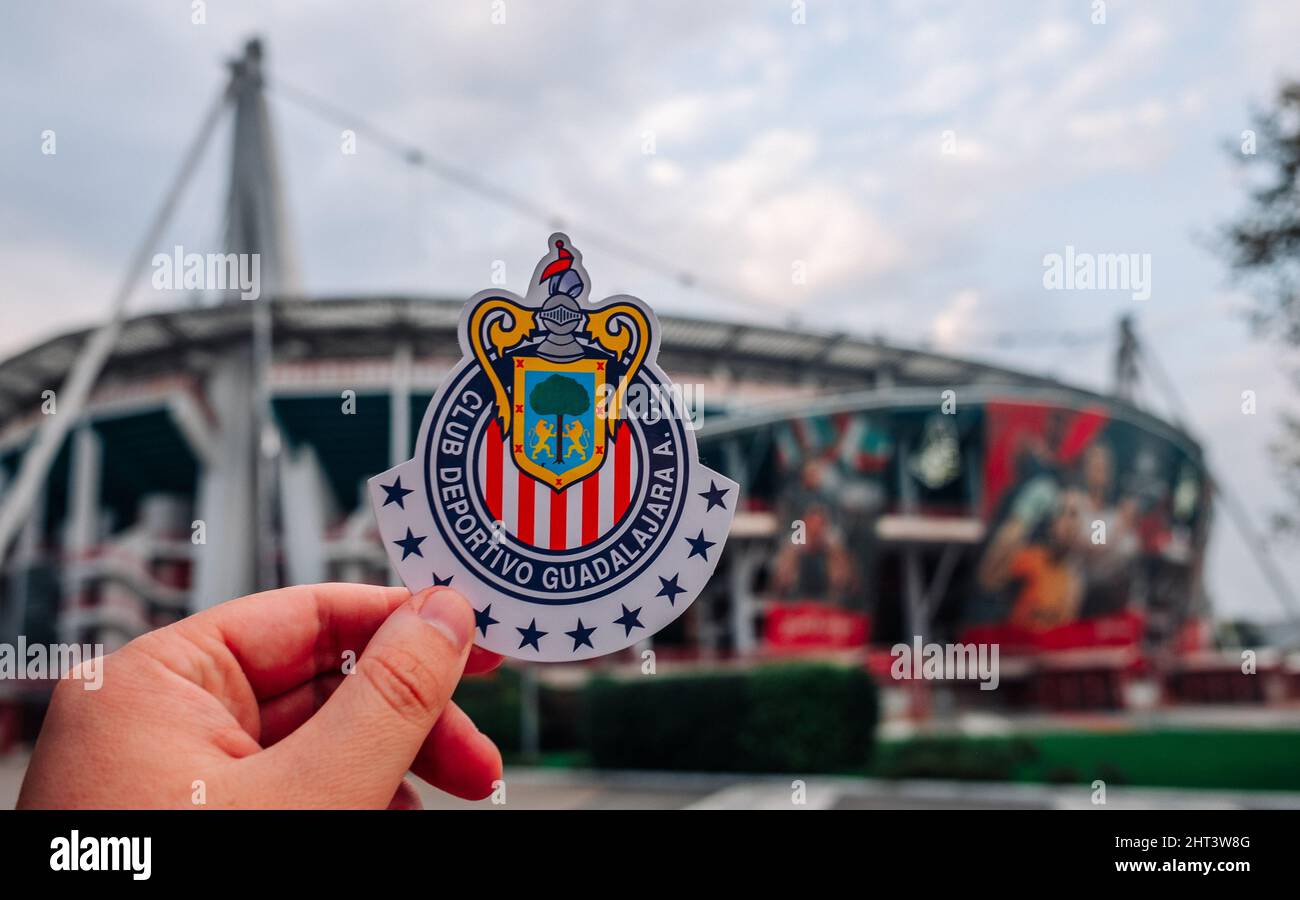 30 agosto 2021, Guadalajara, Messico. L'emblema della squadra di calcio C.D. Guadalajara sullo sfondo di uno stadio moderno. Foto Stock