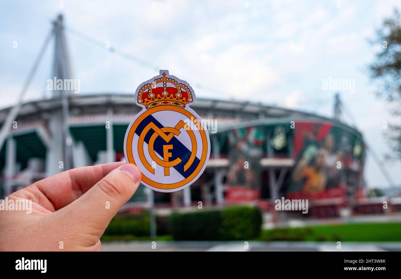 30 agosto 2021, Madrid, Spagna. L'emblema del calcio Real Madrid CF sullo sfondo di uno stadio moderno. Foto Stock
