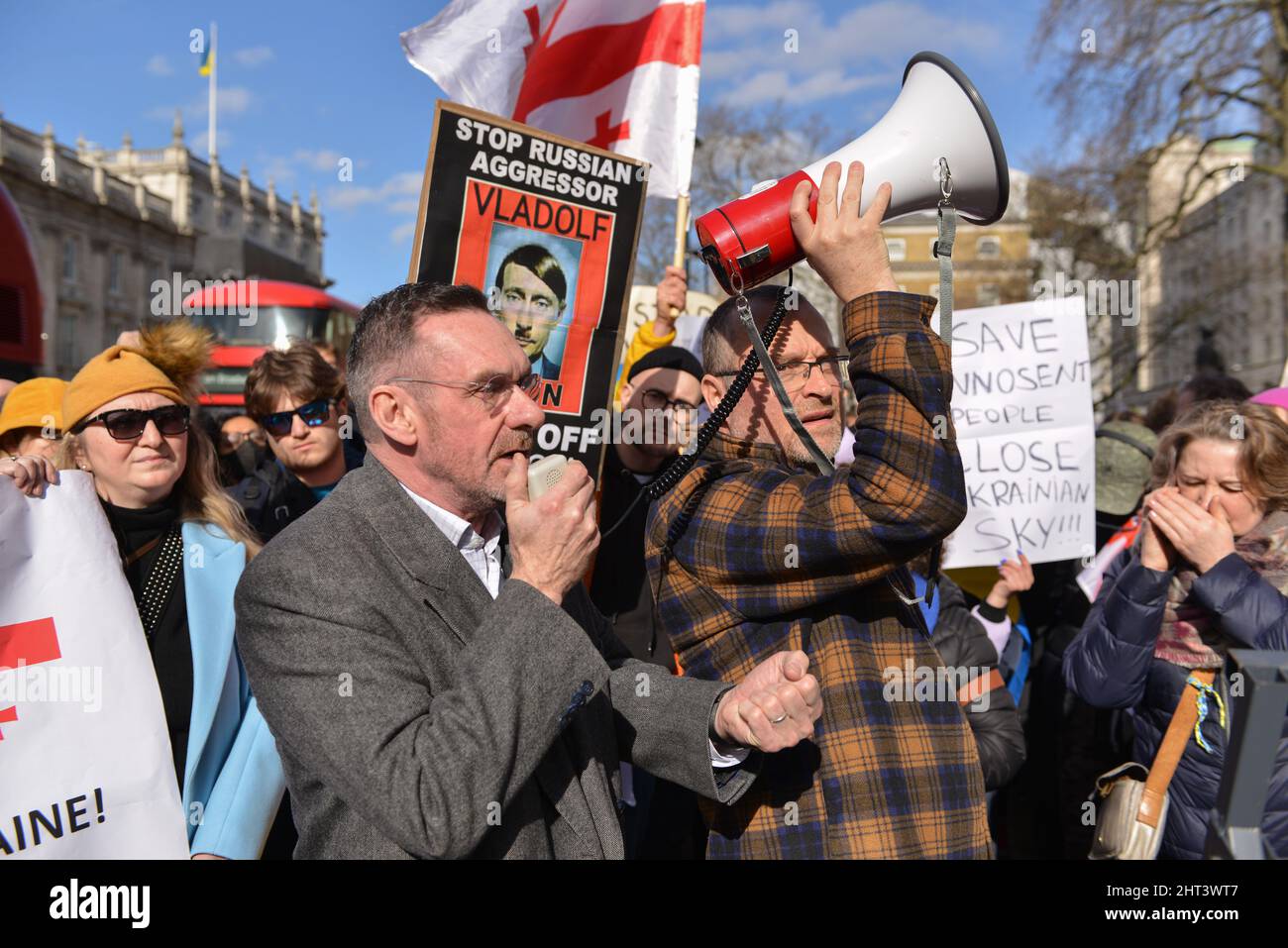 Londra, Inghilterra, Regno Unito. 26th Feb 2022. I cittadini ucraini che vivono a Londra e i manifestanti anti anti della guerra hanno dimostrato di fronte a Downing Street per esprimere la loro rabbia per l'invasione russa dell'Ucraina. (Credit Image: © Thomas Krych/ZUMA Press Wire) Foto Stock