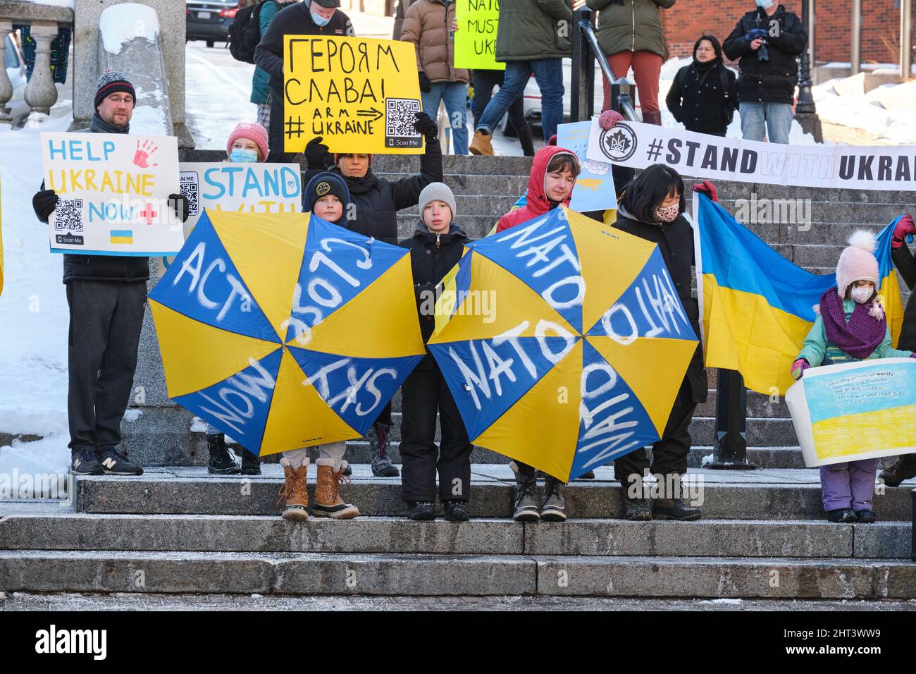 Halifax, Nuova Scozia, Canada. Febbraio 26th, 2022. La folla si è riunita di fronte al municipio per protestare contro la guerra in Ucraina, con i segni su ombrello a colori della bandiera Ucraina che chiede l'intervento della NATO Foto Stock