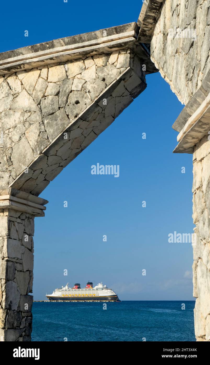 Monumento di arte pubblica sul lungomare di Cozumel. Il monumento 'Cross Breeding' mostra una nave da crociera ancorata al porto dell'isola dei Caraibi Foto Stock