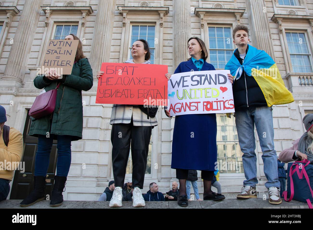 Londra, Regno Unito, 26th febbraio 2022 migliaia di persone si sono riunite a Whitehall per protestare contro il recente attacco della Russia all'Ucraina. Foto Stock