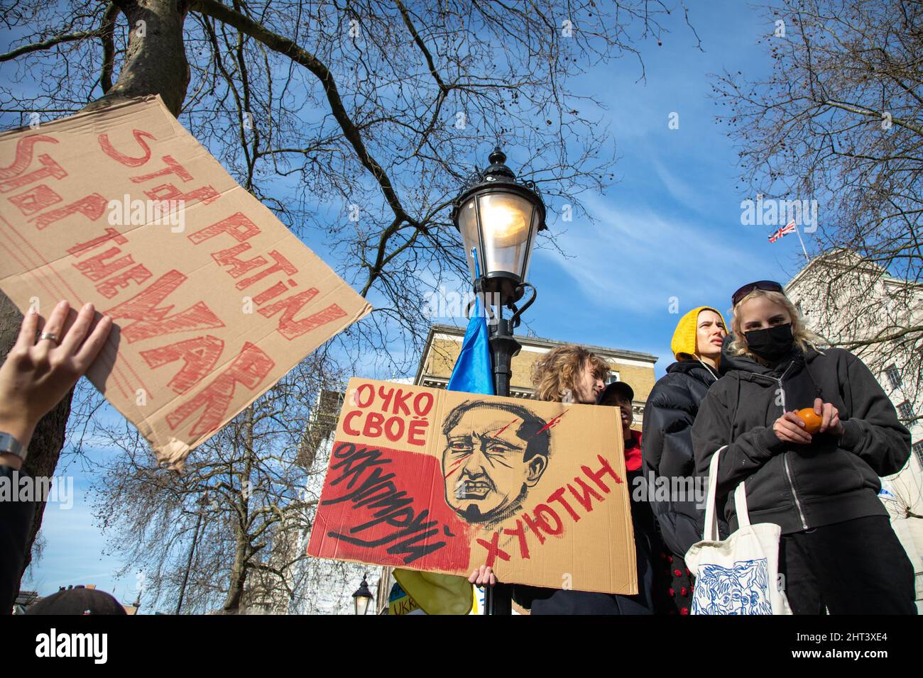 Londra, Regno Unito, 26th febbraio 2022 migliaia di persone si sono riunite a Whitehall per protestare contro il recente attacco della Russia all'Ucraina. Foto Stock