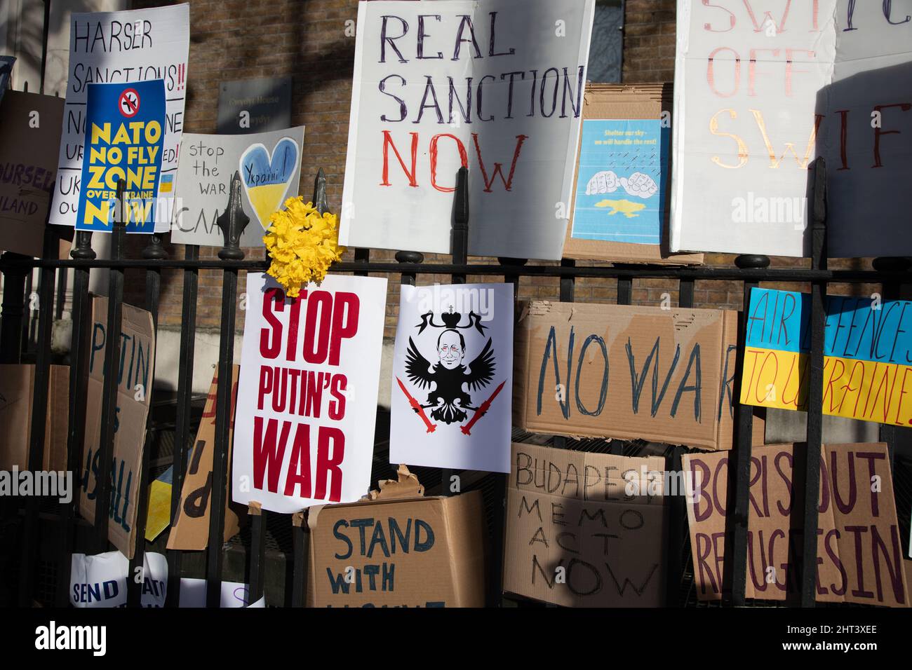 Londra, Regno Unito, 26th febbraio 2022 migliaia di persone si sono riunite a Whitehall per protestare contro il recente attacco della Russia all'Ucraina. Foto Stock