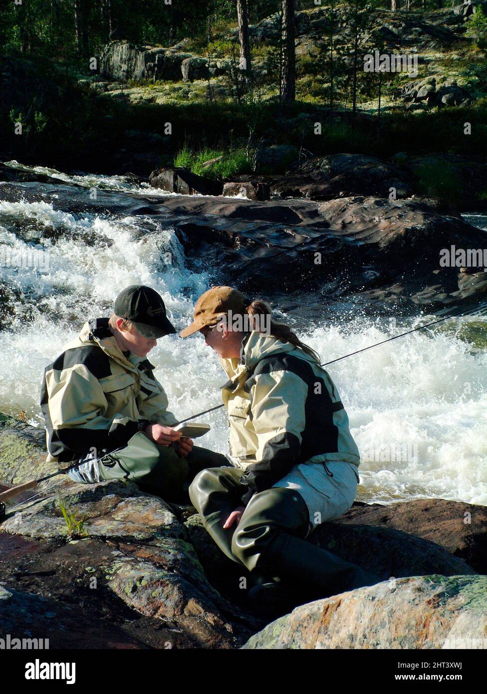 Madre e figlio in un viaggio di pesca Foto Stock