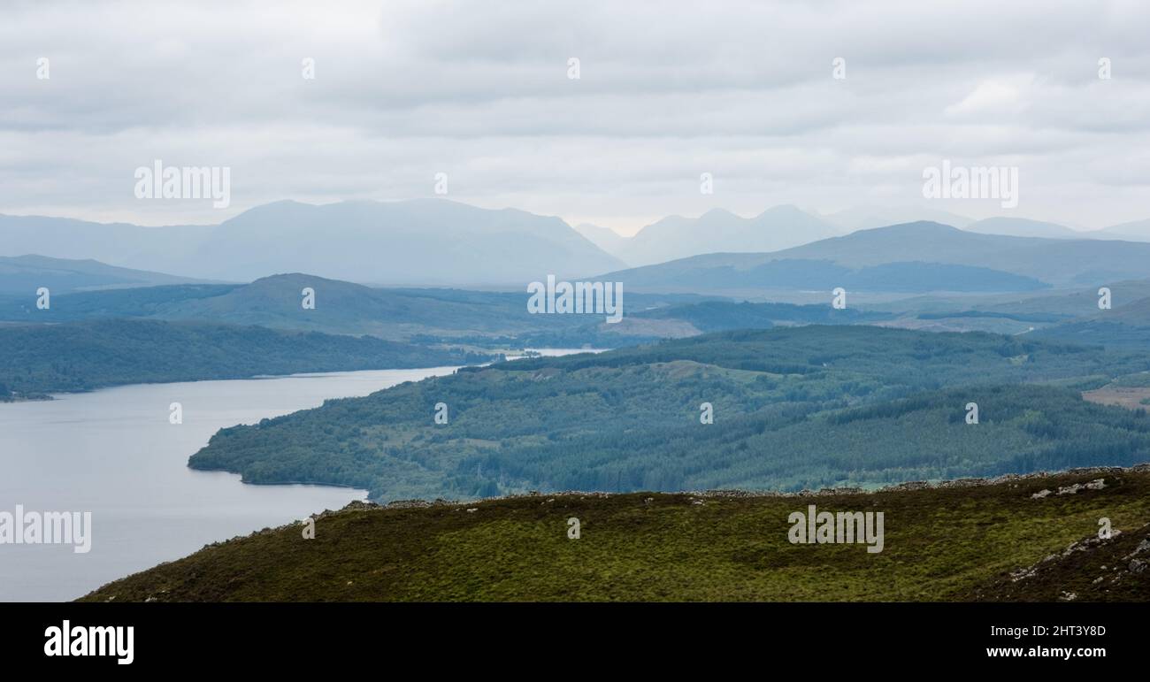 Ammirando le montagne Grampian, tra cui Glen Lyon, e Glen Coe in lontananza, oltre Loch Rannoch e Rannoch Tay Forest Park, Scozia, United Kin Foto Stock