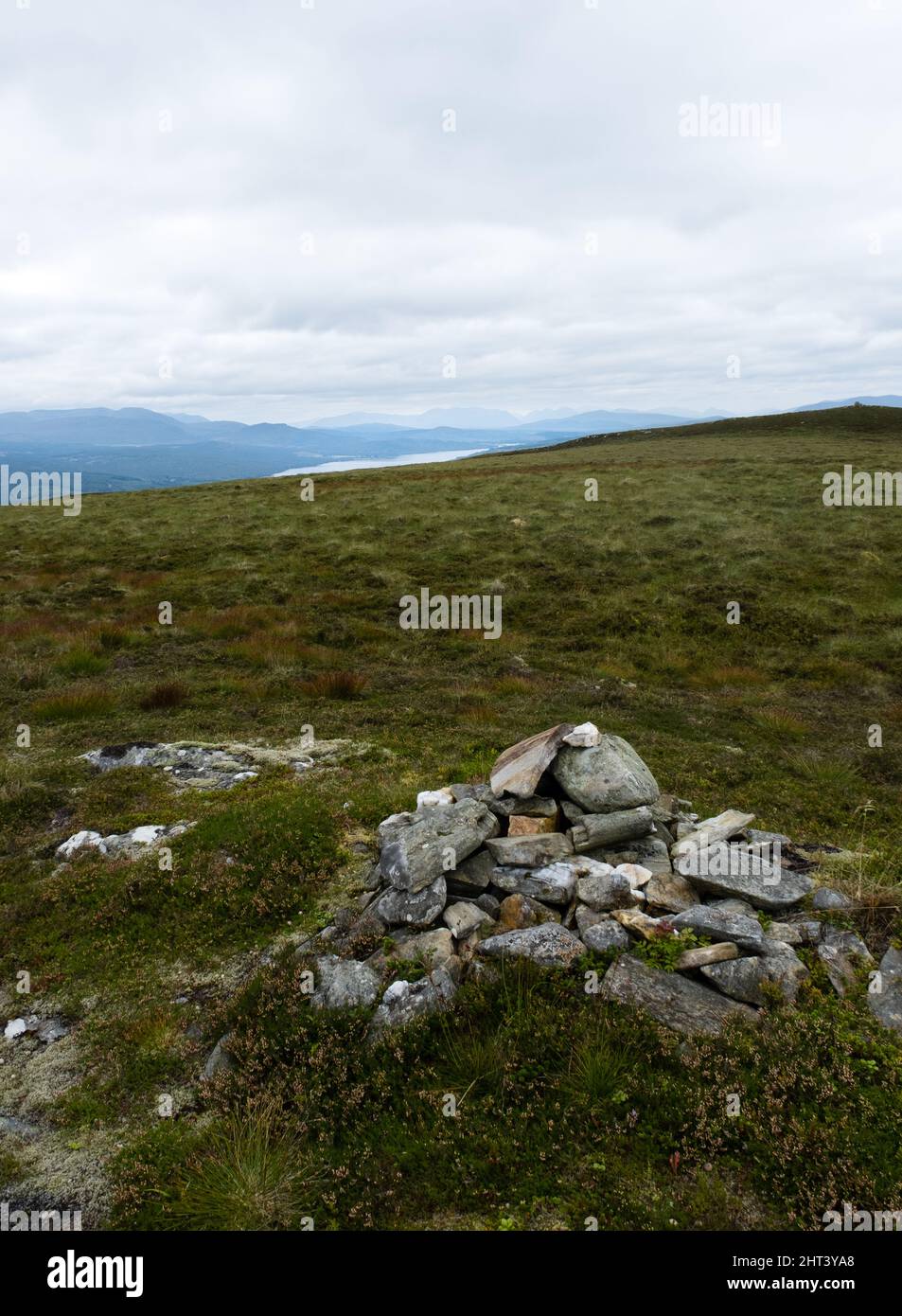 Un cairn su Leachann Mheaddhonach, che domina i Monti Grampian, tra cui Glen Lyon, e Glen Coe in lontananza, su Loch Rannoch e Rannoch Foto Stock