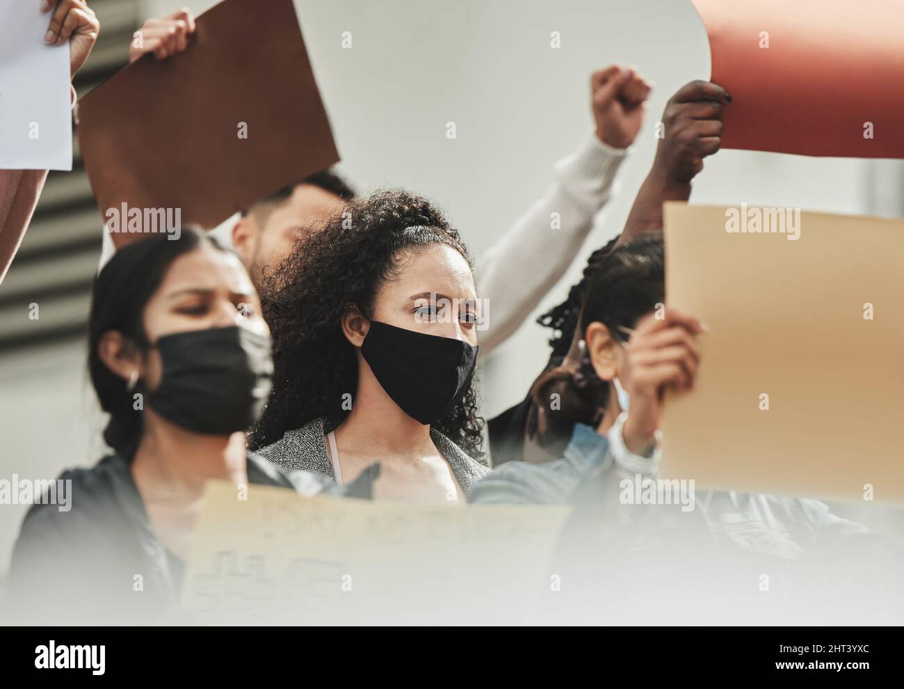 Il suo tempo di essere coinvolti. Colpo d'angolo basso di un gruppo di persone che hanno segnali mentre prendono parte a un raduno politico. Foto Stock