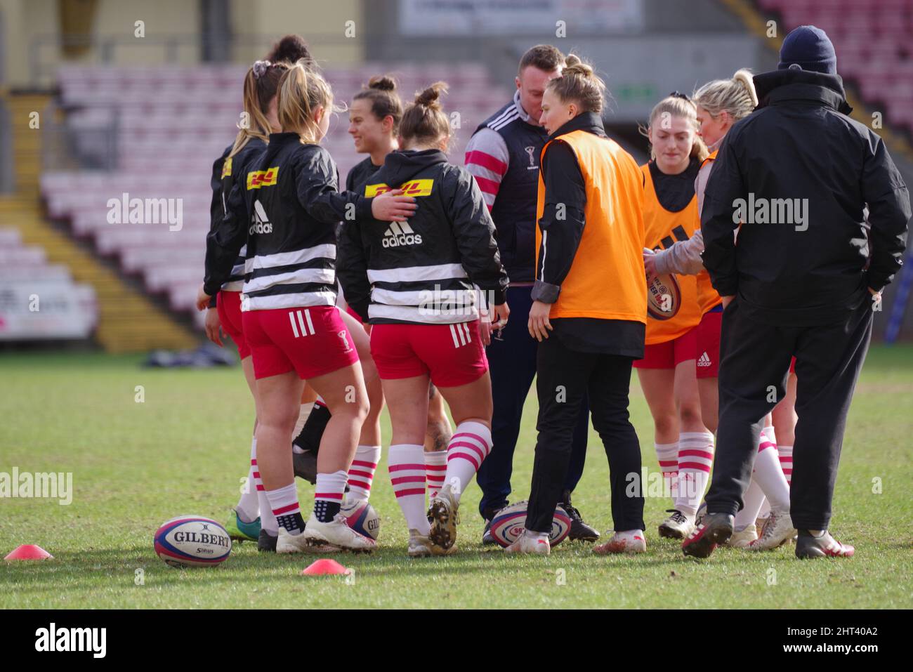 Darlington, Inghilterra, 26 febbraio 2022. I giocatori della squadra di Harlequins Women's che parlano prima della loro gara di rugby Premier 15s contro DMP Durham Sharks alla Darlington Arena. Credito: Colin Edwards Foto Stock