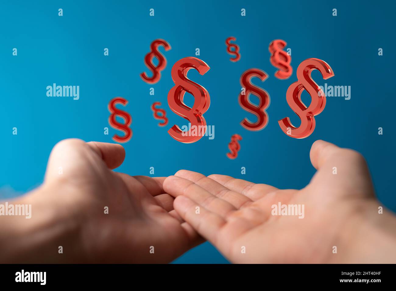 Persona che presenta la proiezione virtuale del segno di paragrafo Foto Stock