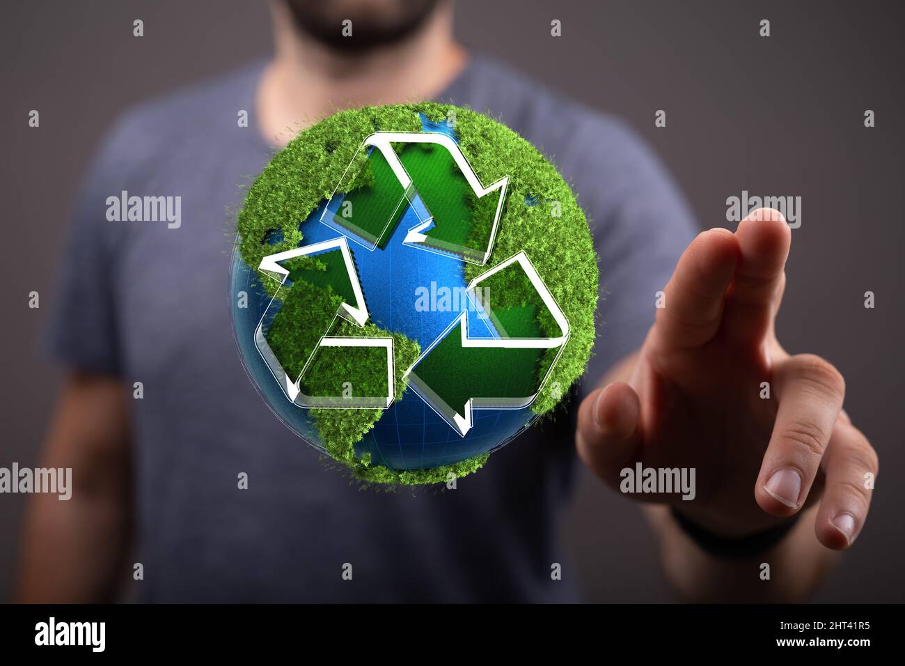 Persona che presenta una proiezione virtuale del simbolo di riciclaggio Foto Stock