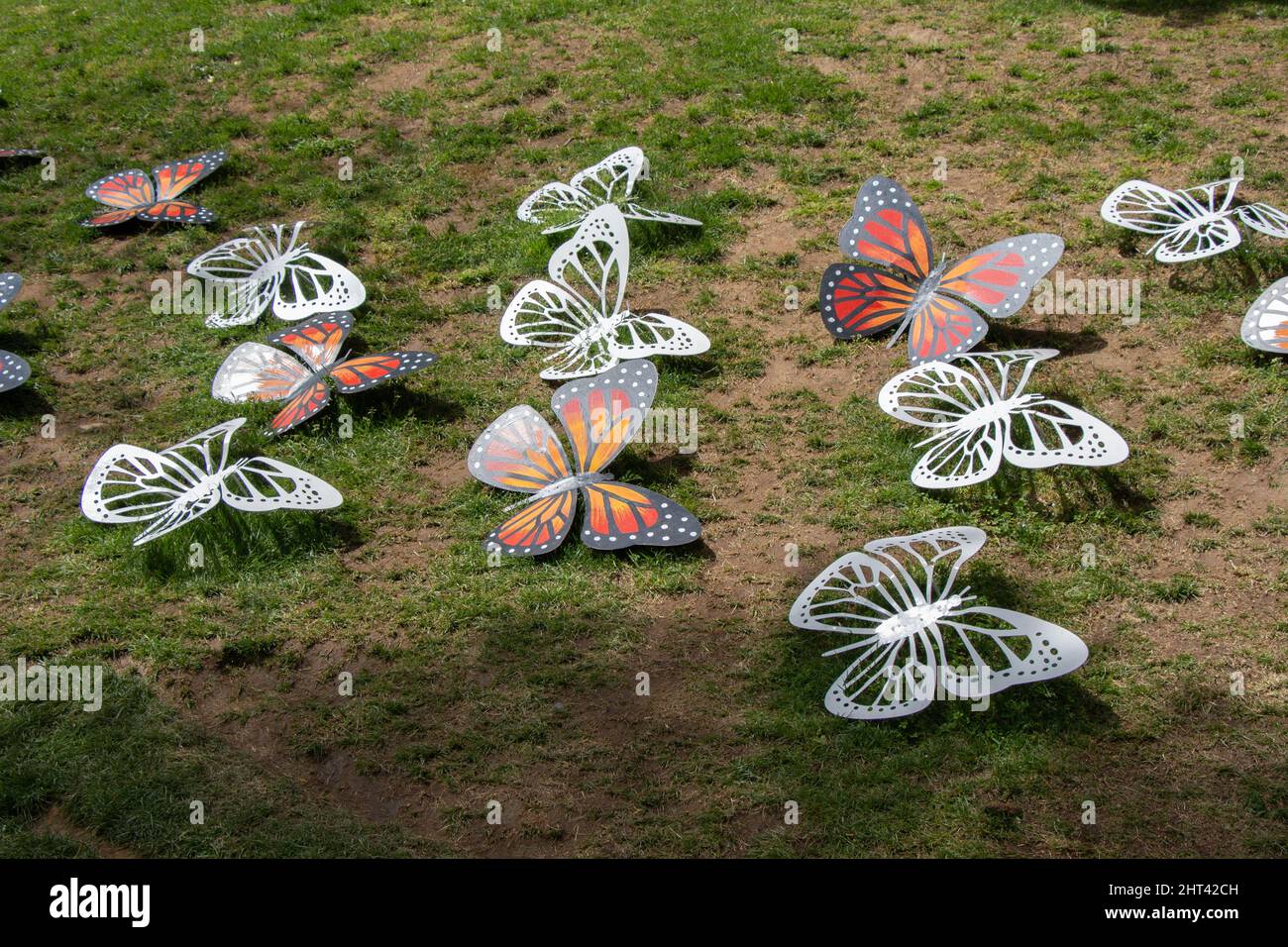Farfalle decorative finte sull'erba Foto stock - Alamy
