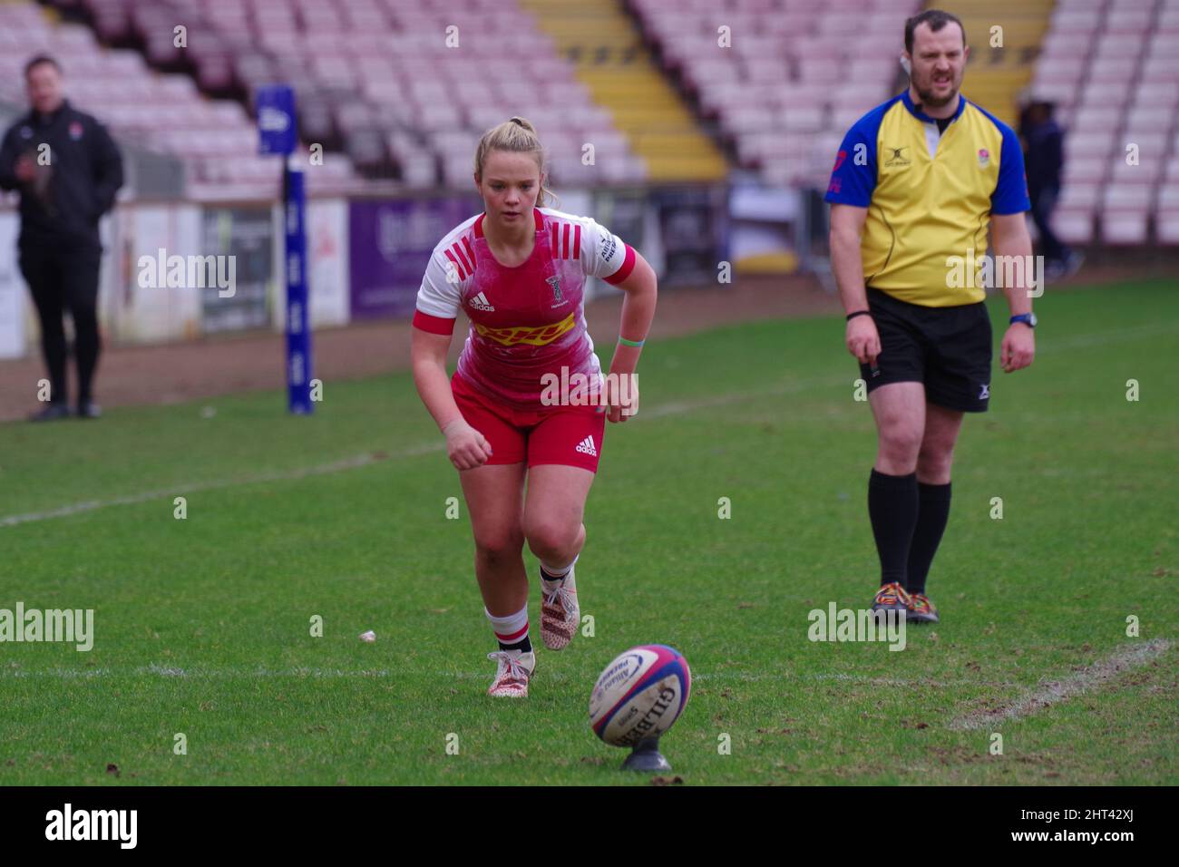 Darlington, Inghilterra, 26 febbraio 2022. Ellie Green prende un calcio per Harlequins Women contro DMP Durham Sharks in una partita Premier 15s alla Darlington Arena. Credito: Colin Edwards Foto Stock