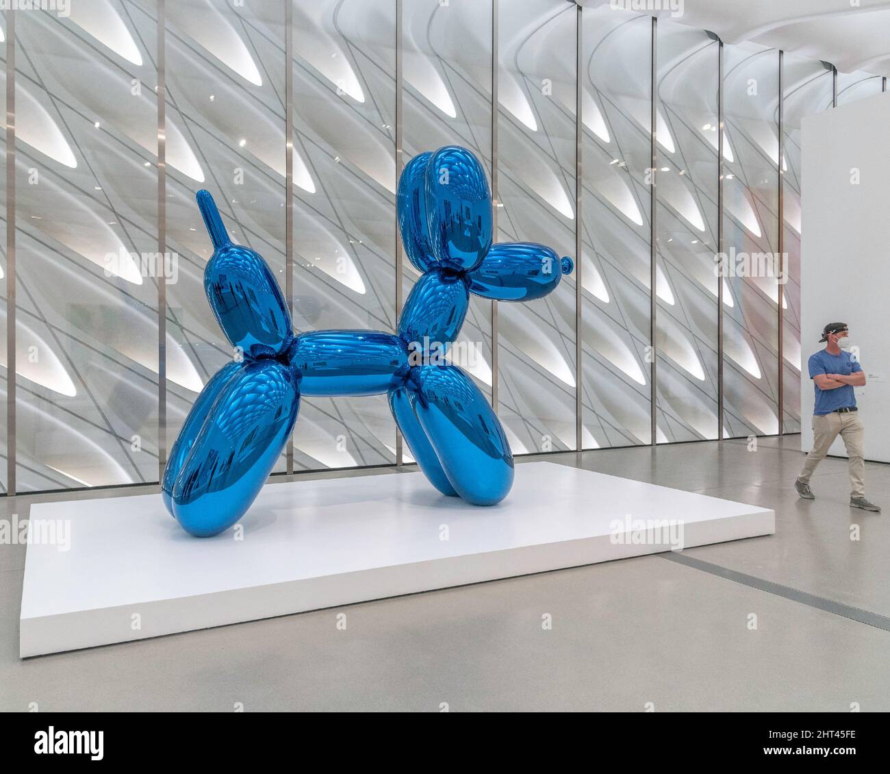 Los Angeles, CA, USA - 25 febbraio 2022: La scultura “Balloon Dog” dell'artista Jeff Koons al Broad Museum nel centro di Los Angeles, CA. Foto Stock