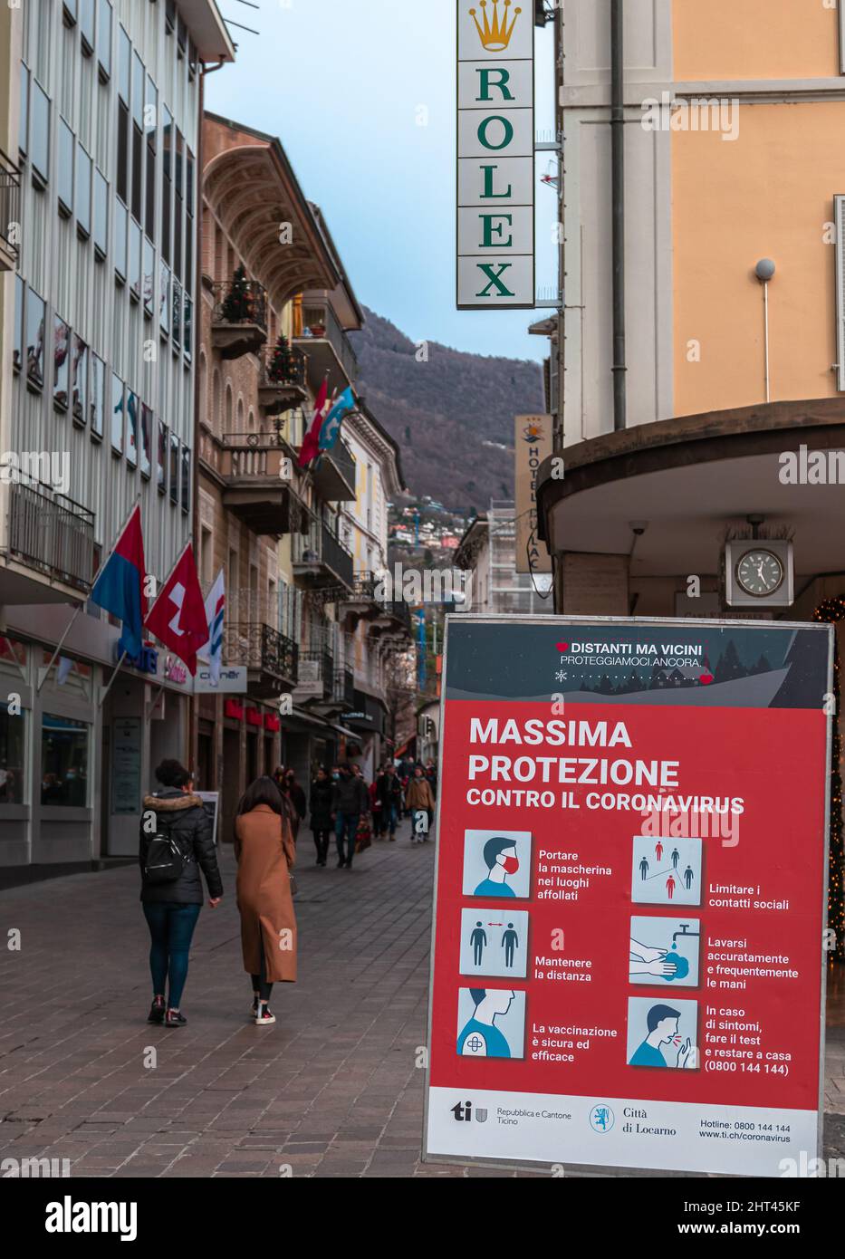 Locarno, Svizzera - 29 dicembre 2021: Manifesto informativo con informazioni sul rispetto delle misure igieniche di protezione contro il Covid-19 di Loca Foto Stock