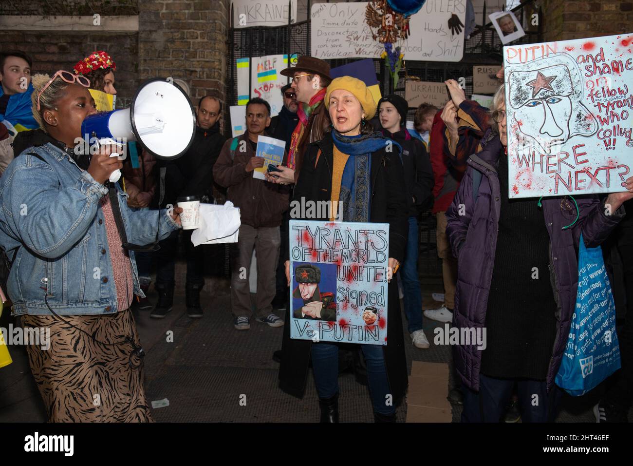 Londra, Inghilterra, Regno Unito 26 febbraio 2022 centinaia di persone si riuniscono fuori dall’Ambasciata russa in solidarietà con l’Ucraina per protestare contro l’invasione del paese da parte della Russia. I manifestanti scrivono messaggi sul muro dell'ambasciata e lasciano segni attaccati alle porte e alle ringhiere Foto Stock