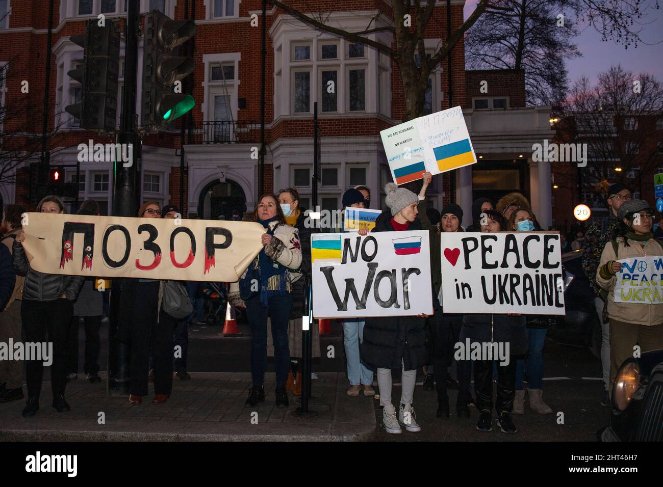 Londra, Inghilterra, Regno Unito 26 febbraio 2022 centinaia di persone si riuniscono fuori dall’Ambasciata russa in solidarietà con l’Ucraina per protestare contro l’invasione del paese da parte della Russia. I manifestanti scrivono messaggi sul muro dell'ambasciata e lasciano segni attaccati alle porte e alle ringhiere Foto Stock