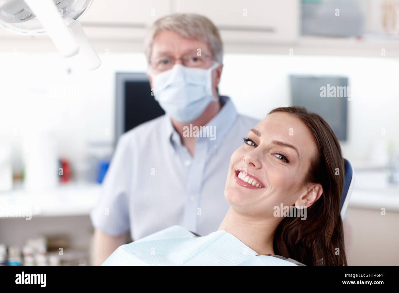 Appuntamento dentista. Ritratto di paziente sorridente con medico maturo in clinica. Foto Stock
