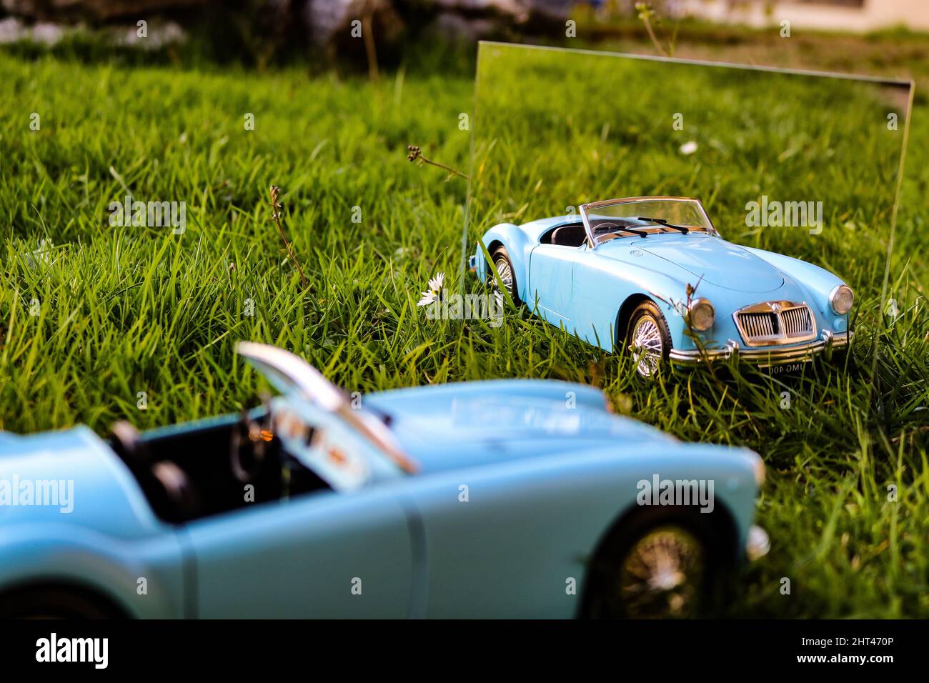 La piccola VETTURA BLU MG Rover si riflette nello specchio Foto Stock