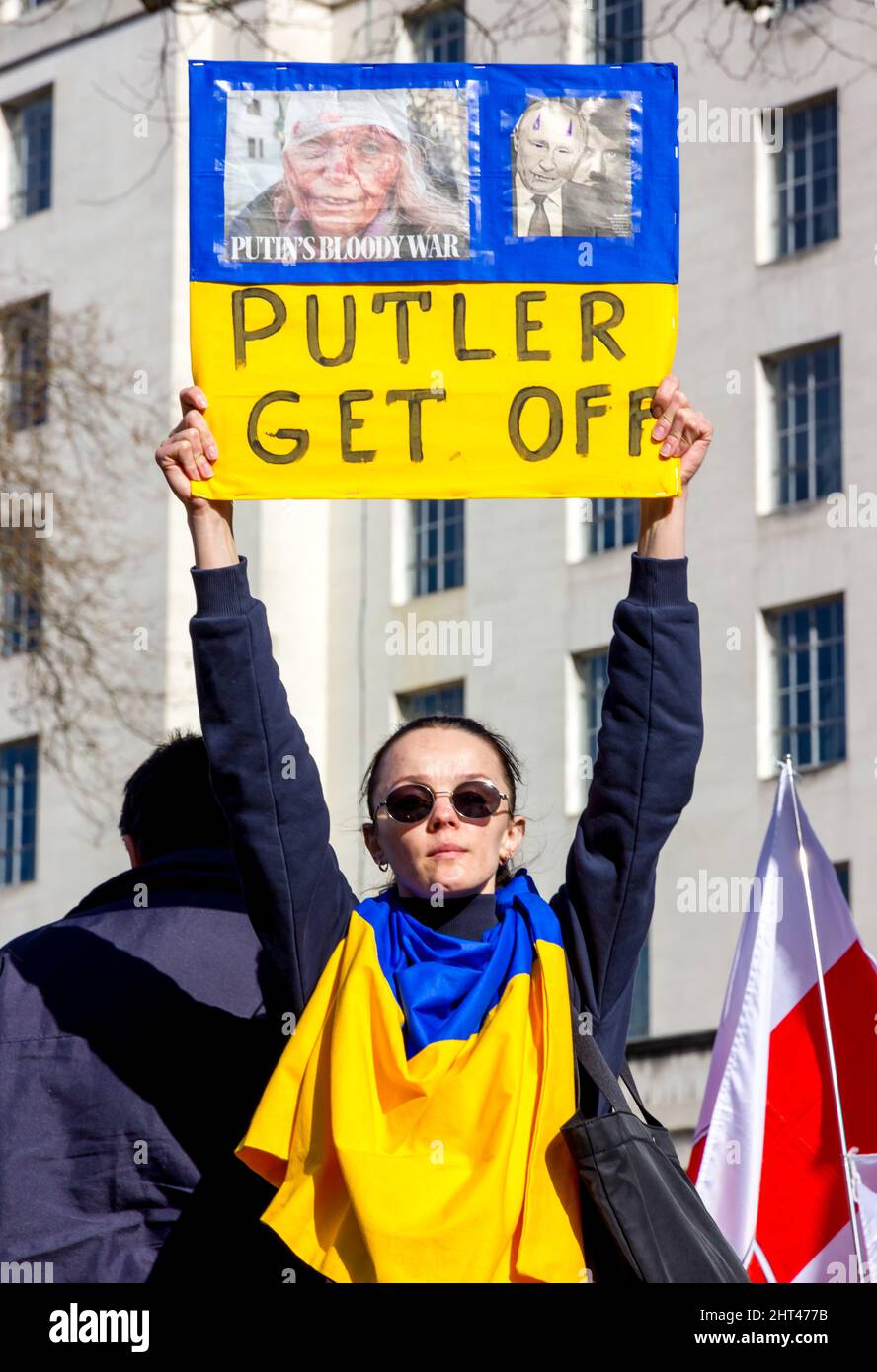 Westminster, Londra, Regno Unito. 26th Feb 2022. Mentre l'esercito del presidente russo Vladimir Putin continua ad attaccare l'Ucraina, i cittadini ucraini nel Regno Unito si riuniscono per chiedere al primo ministro britannico di chiedere al mondo di fare di più per aiutare a rimuovere gli invasori russi dal loro paese d'origine. Credit: Newspics UK South/Alamy Live News Foto Stock