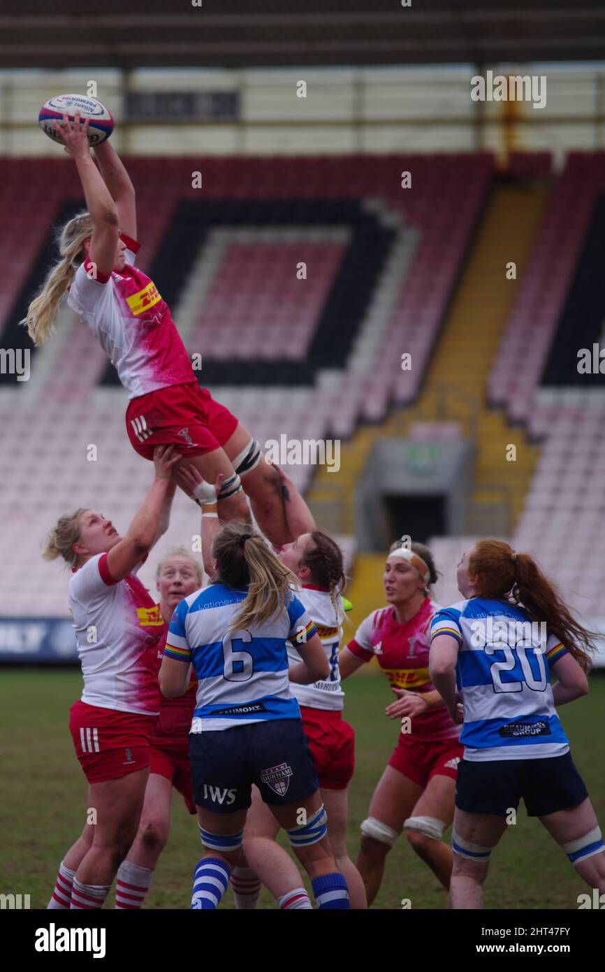 Darlington, Inghilterra, 26 febbraio 2022. Rosie Galligan cattura la palla per Harlequins Women contro DMP Durham Sharks in una partita Premier 15s alla Darlington Arena. Credito: Colin Edwards Foto Stock