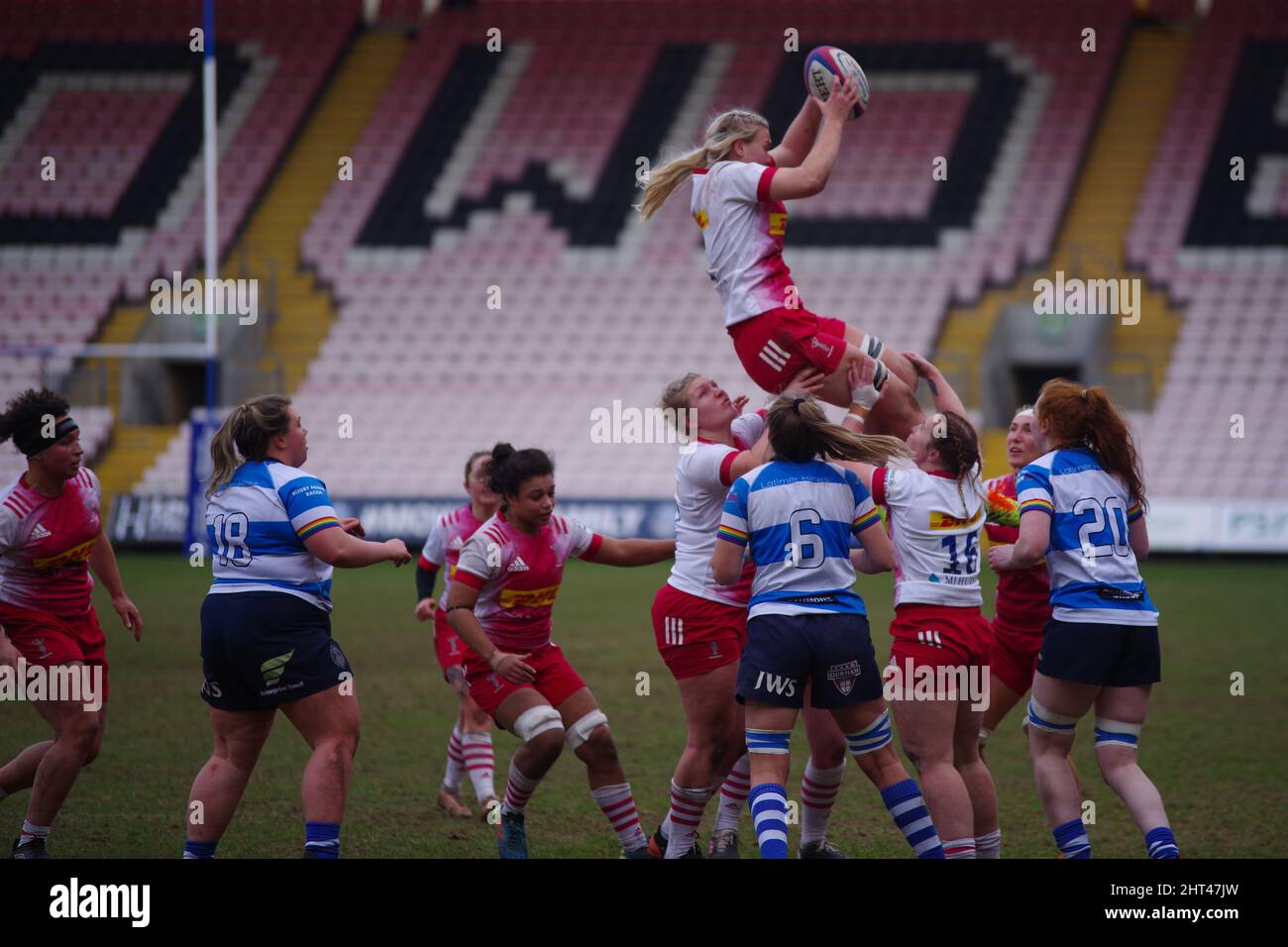 Darlington, Inghilterra, 26 febbraio 2022. Rosie Galligan cattura la palla per Harlequins Women contro DMP Durham Sharks in una partita Premier 15s alla Darlington Arena. Credito: Colin Edwards Foto Stock
