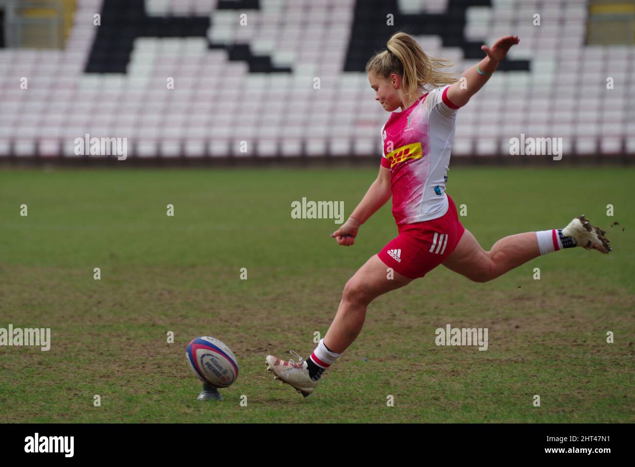 Darlington, Inghilterra, 26 febbraio 2022. Ellie Green ha calci per Harlequins Women contro DMP Durham Sharks in una partita Premier 15s alla Darlington Arena. Credito: Colin Edwards Foto Stock