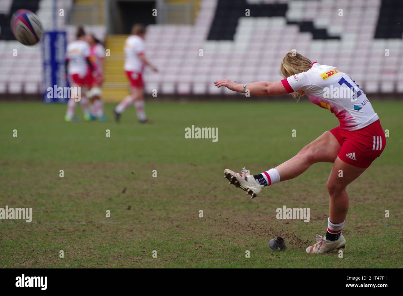 Darlington, Inghilterra, 26 febbraio 2022. Ellie Green ha calci per Harlequins Women contro DMP Durham Sharks in una partita Premier 15s alla Darlington Arena. Credito: Colin Edwards Foto Stock