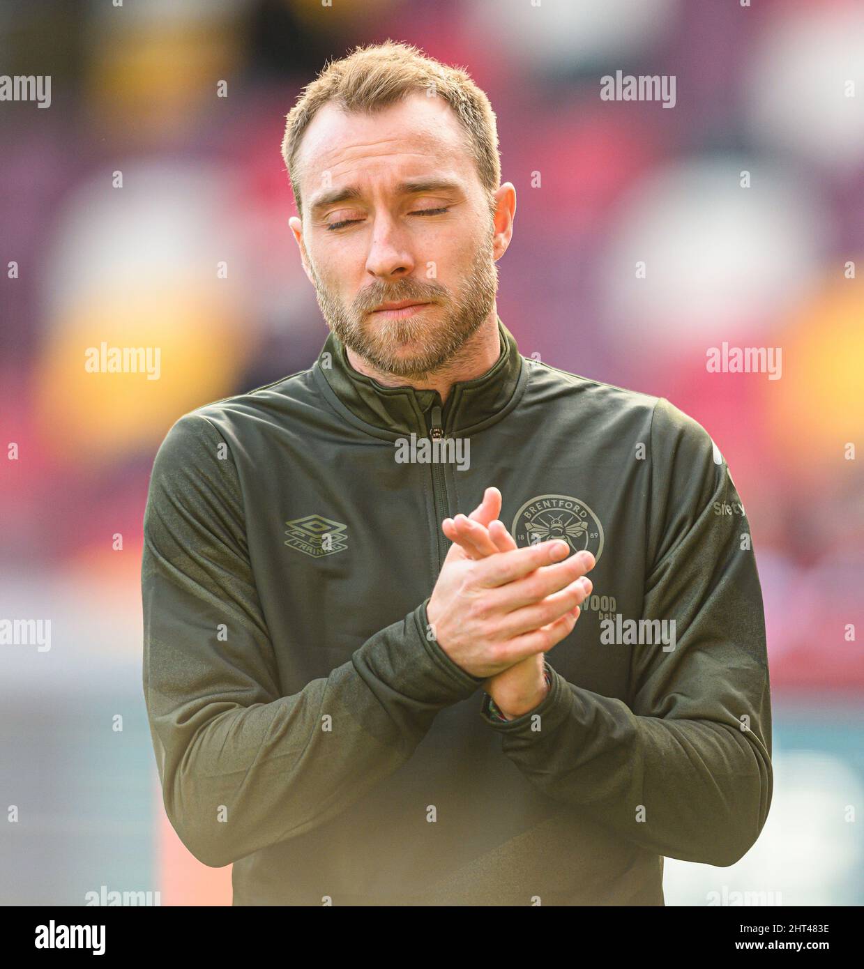 26 Febbraio 2022 - Brentford v Newcastle United - Premier League - Brentford Community Stadium Christian Eriksen si riscalda prima di tornare al calcio di prima classe per Brentford durante la partita contro Newcastle nella Premier League. Picture Credit : © Mark Pain / Alamy Live News Foto Stock