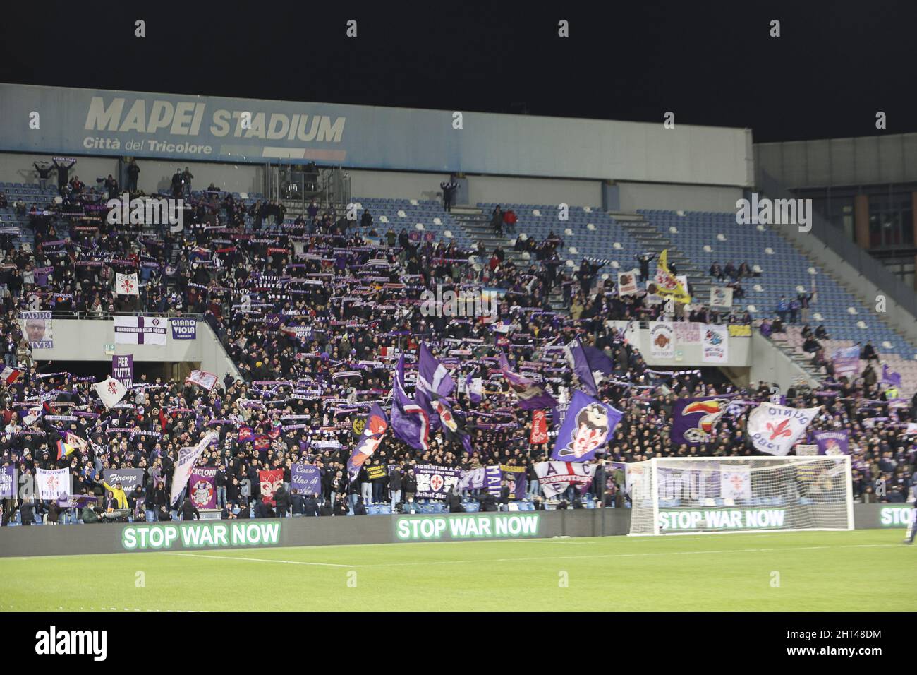 Reggio Emilia, Italia. 26th Feb 2022. Reggio Emilia (RE), Italia, 26 febbraio 2022, Stadio Mapei - Città del Tricolore, 27Â° giornata campione Serie A Tim 2021/2022, contrasto tra le squadre del US Sassuolo Calcio e dell'ACF Firentina, nellas foto: i tifosi viola giunti a Reggio Emilia per la parte/Agenzia indipendente di Foto Live: Notizie Alamy Foto Stock