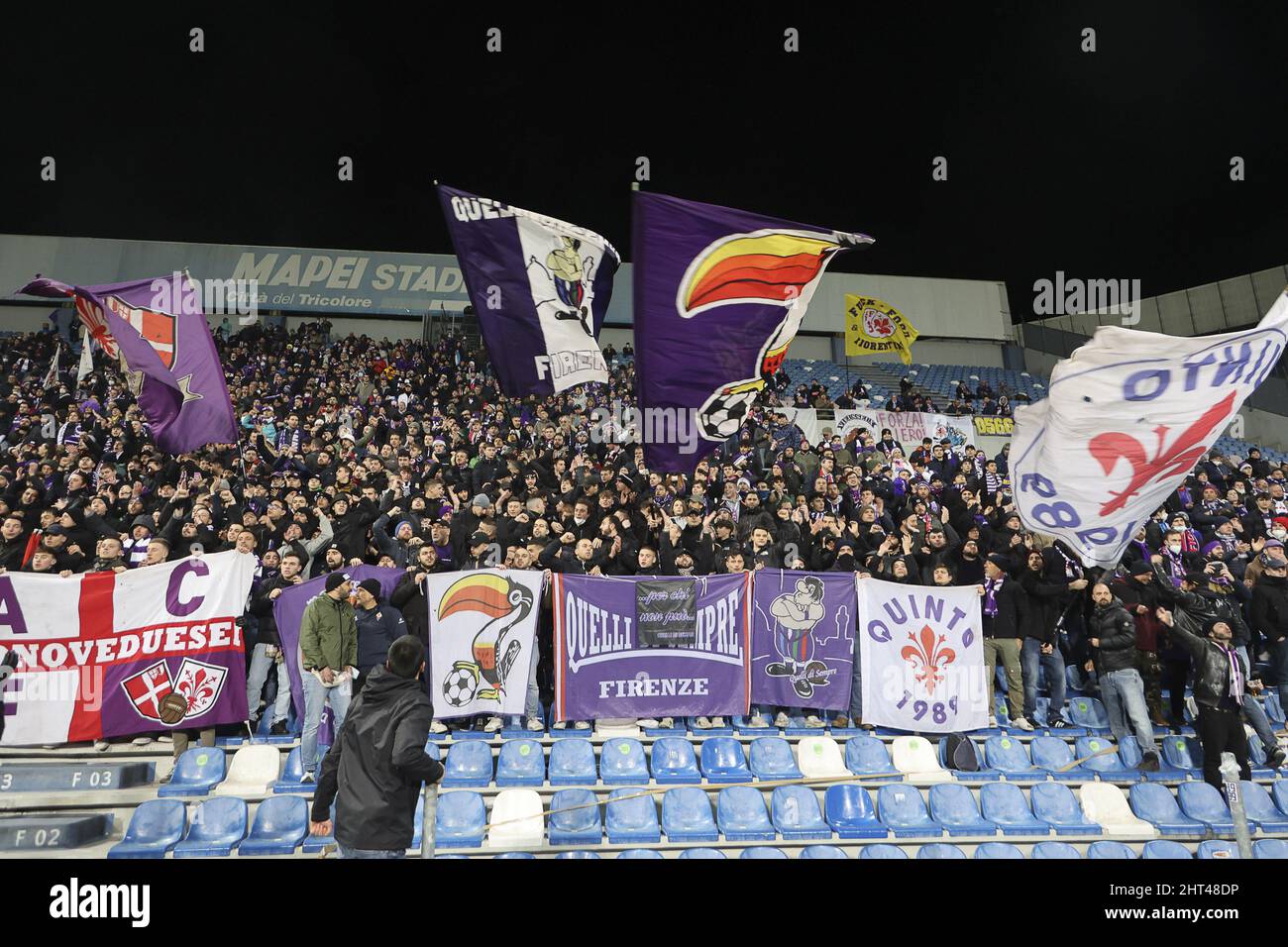 Reggio Emilia, Italia. 26th Feb 2022. Reggio Emilia (RE), Italia, 26 febbraio 2022, Stadio Mapei - Città del Tricolore, 27Â° giornata campione Serie A Tim 2021/2022, contrasto tra le squadre del US Sassuolo Calcio e dell'ACF Firentina, nellas foto: i tifosi viola giunti a Reggio Emilia per la parte/Agenzia indipendente di Foto Live: Notizie Alamy Foto Stock