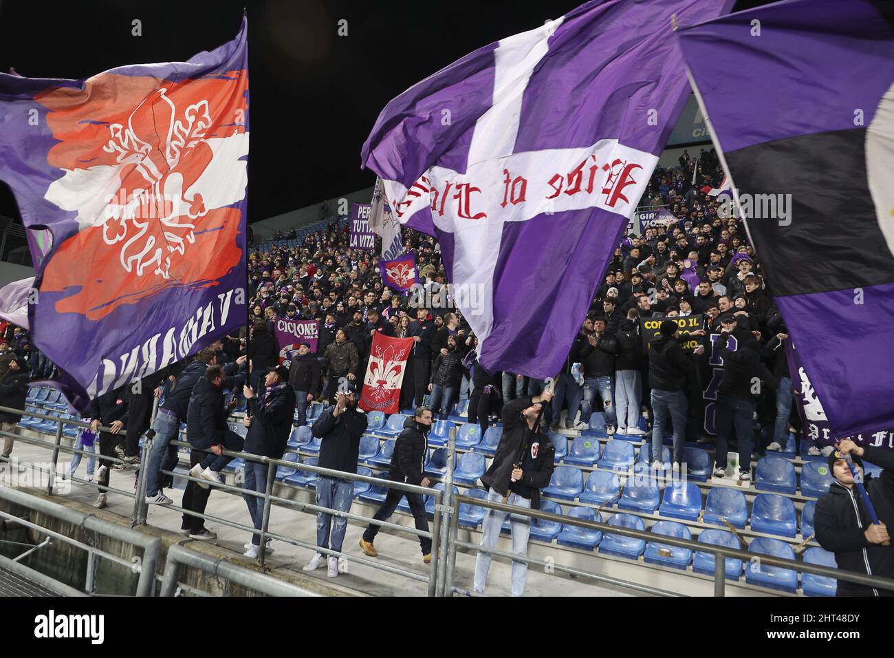 Reggio Emilia, Italia. 26th Feb 2022. Reggio Emilia (RE), Italia, 26 febbraio 2022, Stadio Mapei - Città del Tricolore, 27Â° giornata campione Serie A Tim 2021/2022, contrasto tra le squadre del US Sassuolo Calcio e dell'ACF Firentina, nellas foto: i tifosi viola giunti a Reggio Emilia per la parte/Agenzia indipendente di Foto Live: Notizie Alamy Foto Stock