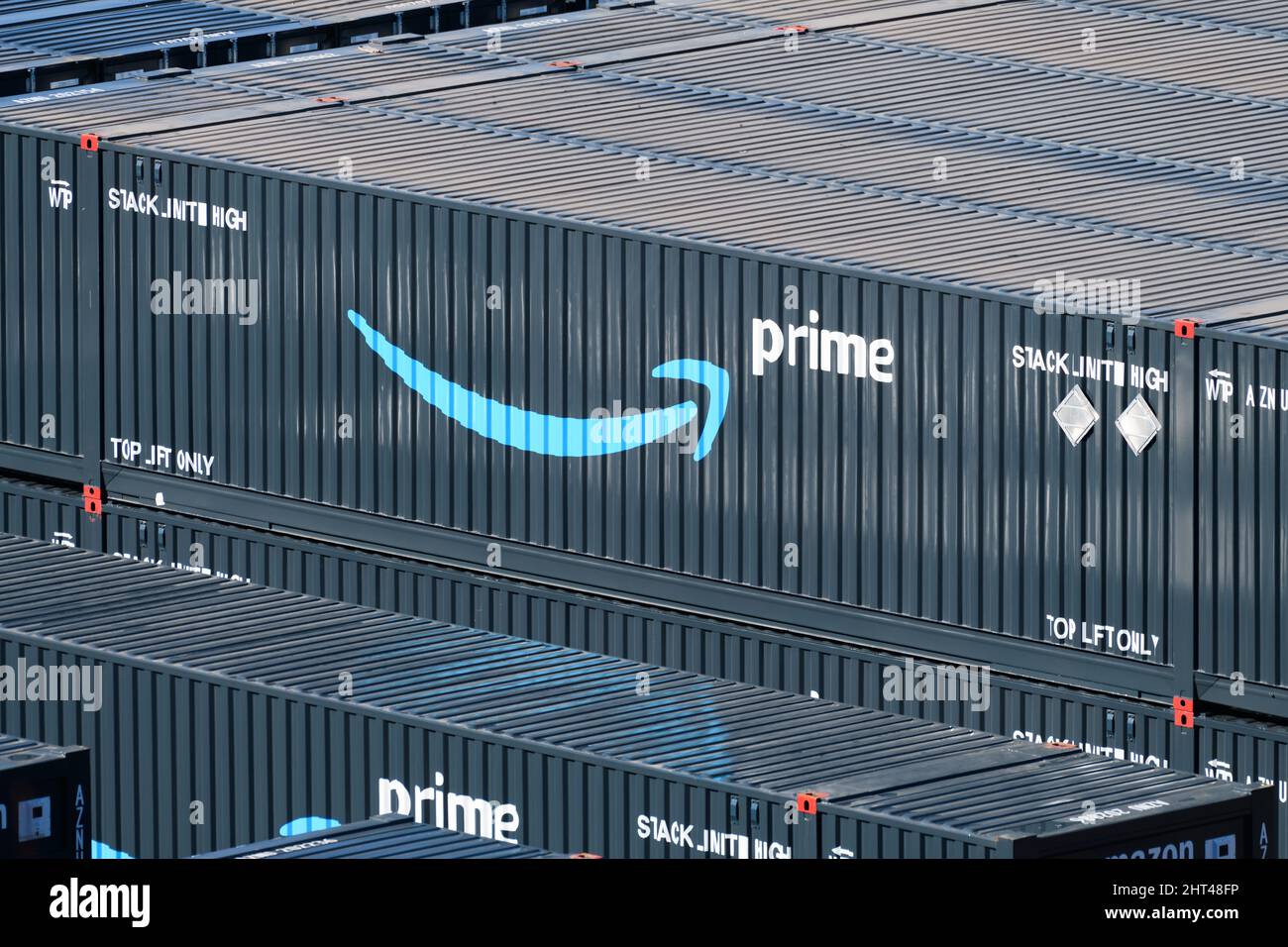 Everett, WA, USA - 25 febbraio 2022; Stack di contenitori intermodali Amazon prime con logo aziendale Foto Stock